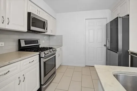 1009 Huntington Drive Elk Grove Village IL 60007