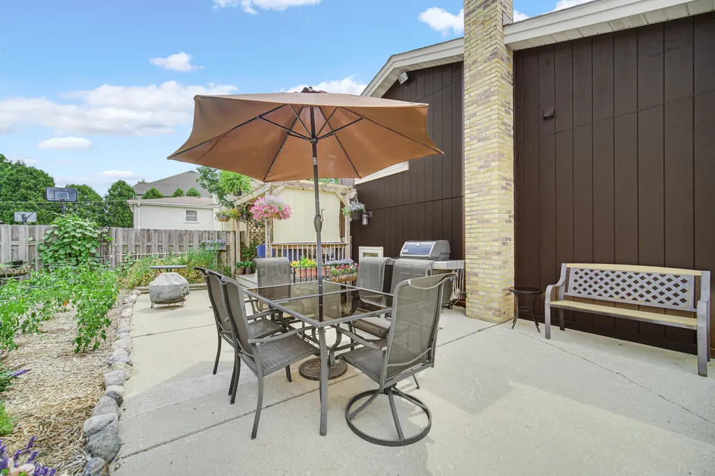 557 West Crockett Avenue Elmhurst IL 60126