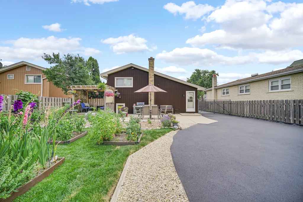 557 West Crockett Avenue Elmhurst IL 60126