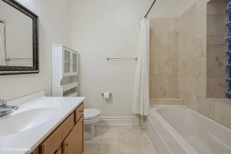 718 West Bittersweet Place Chicago IL 60613