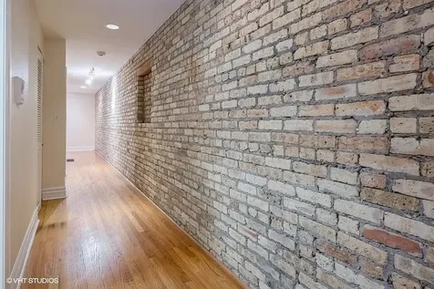 718 West Bittersweet Place Chicago IL 60613
