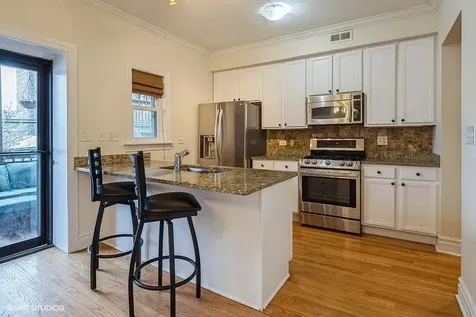 718 West Bittersweet Place Chicago IL 60613