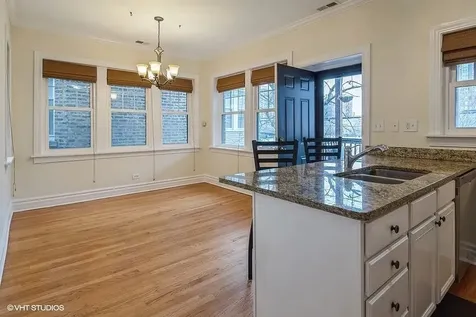 718 West Bittersweet Place Chicago IL 60613