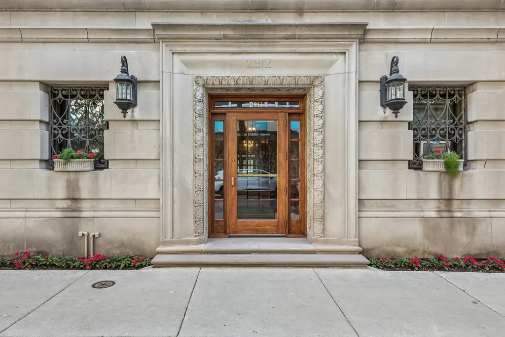 2912 North Commonwealth Avenue Chicago IL 60657