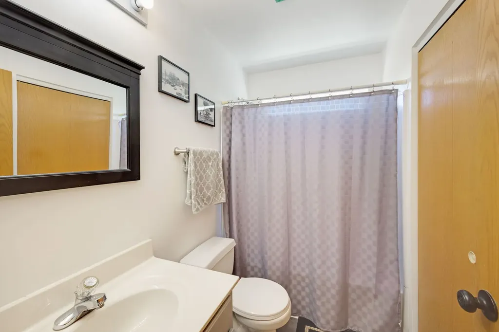 8 Elizabeth Court Lake In The Hills IL 60156