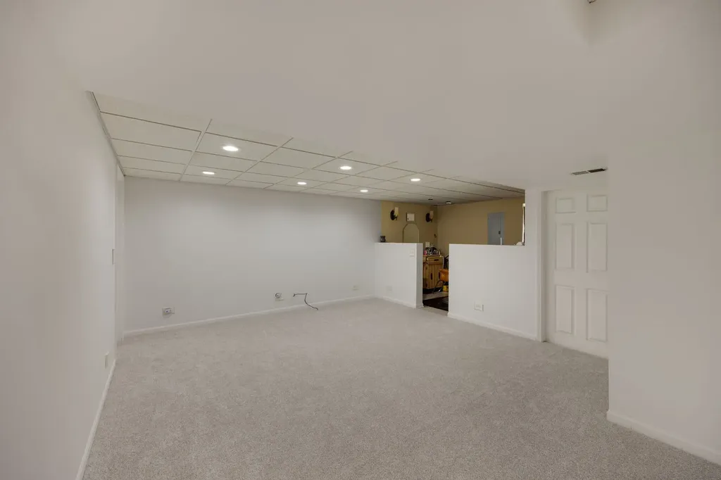 8 Elizabeth Court Lake In The Hills IL 60156