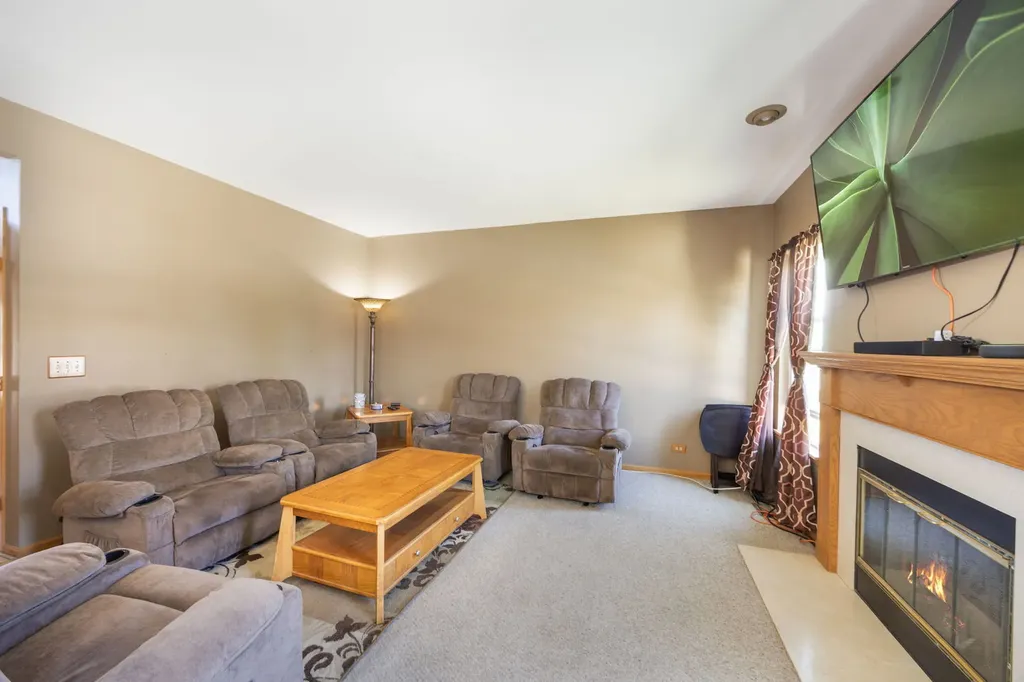 8 Elizabeth Court Lake In The Hills IL 60156