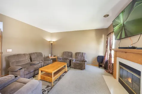 8 Elizabeth Court Lake In The Hills IL 60156