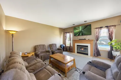 8 Elizabeth Court Lake In The Hills IL 60156