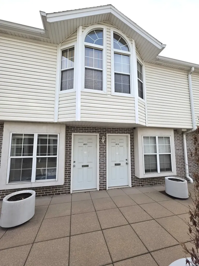 8019/8021 Lincoln Avenue Skokie IL 60077