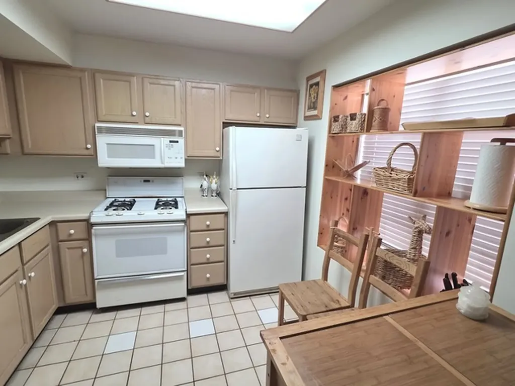 8019/8021 Lincoln Avenue Skokie IL 60077