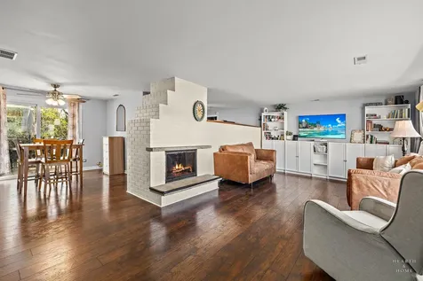 125 Weymouth Court Schaumburg IL 60193