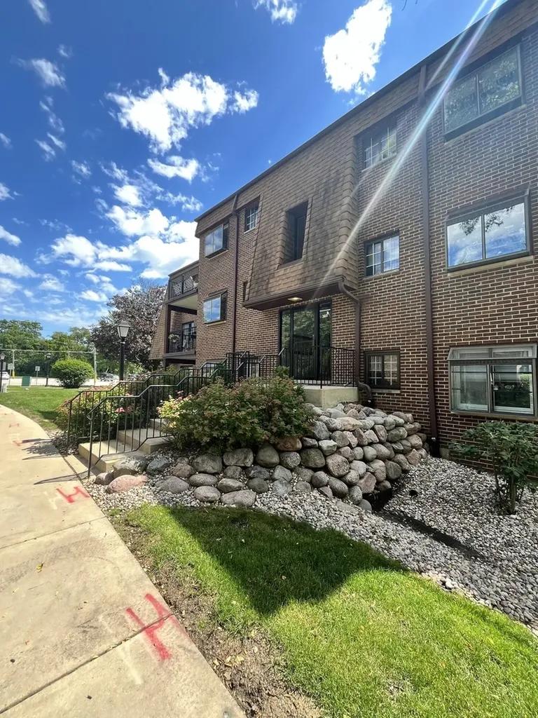 385 Duane Street Glen Ellyn IL 60137