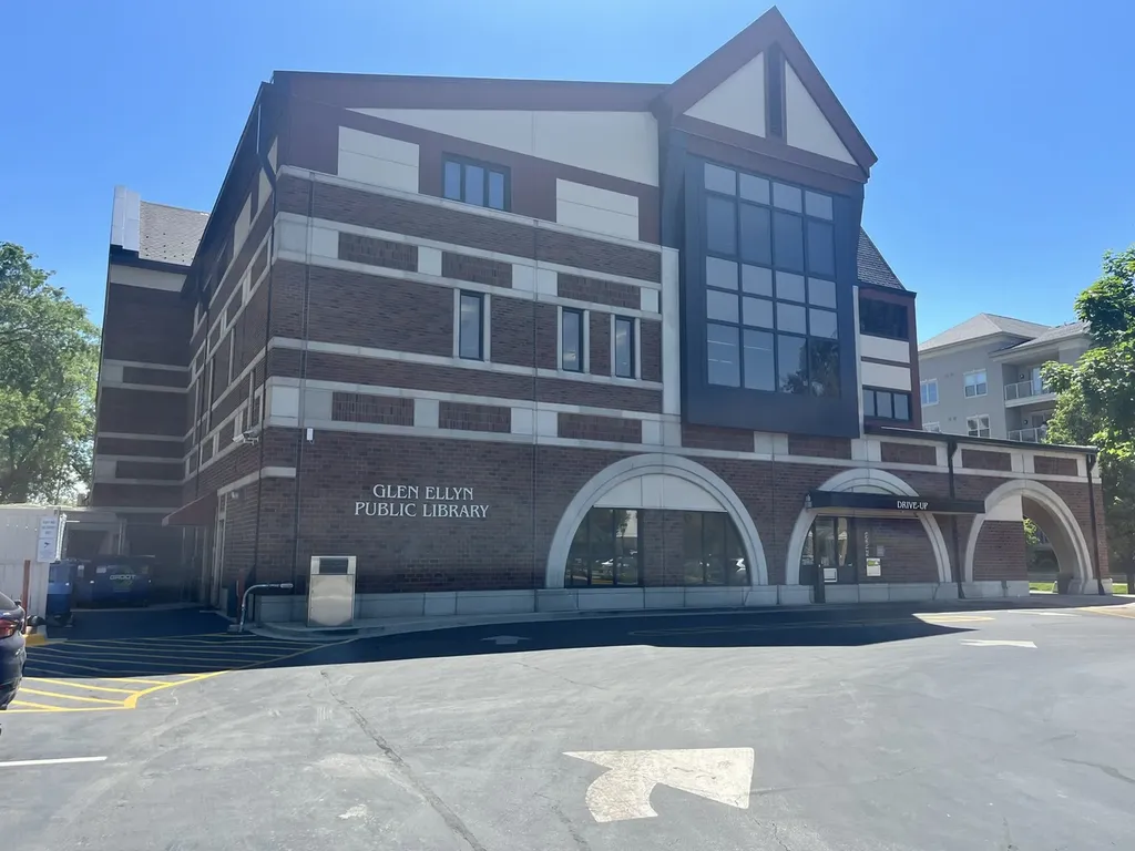 385 Duane Street Glen Ellyn IL 60137