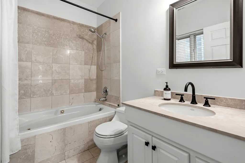 2737 North Southport Avenue Chicago IL 60614