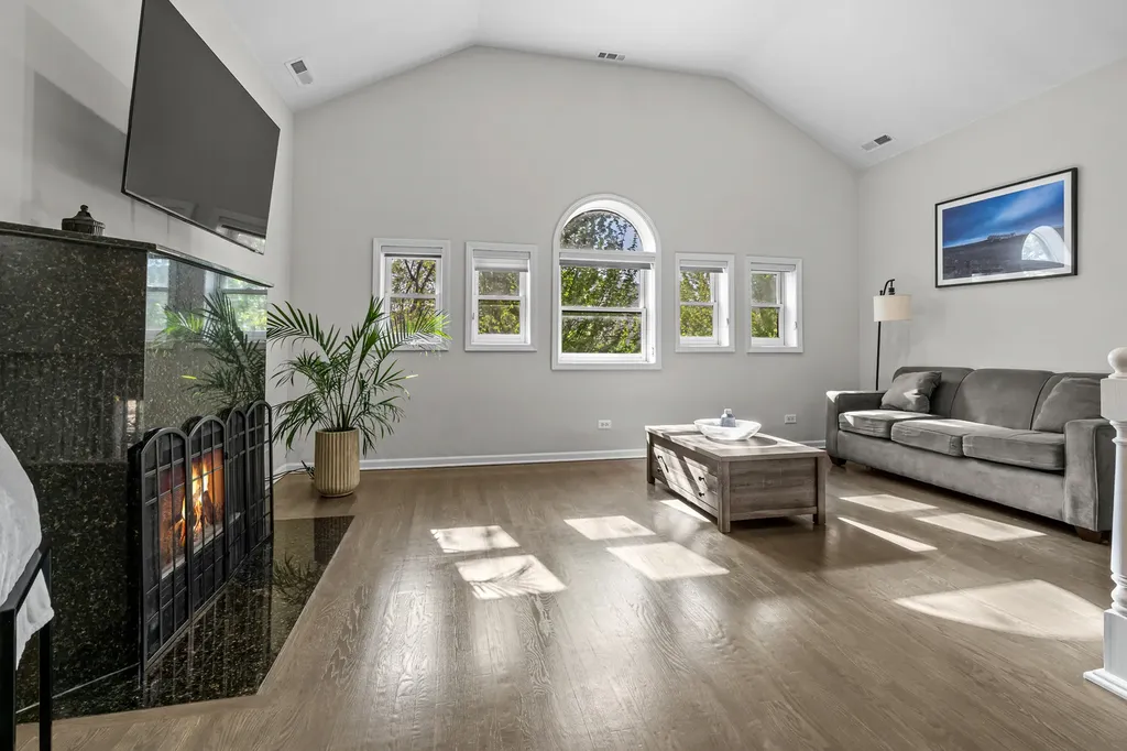 2737 North Southport Avenue Chicago IL 60614