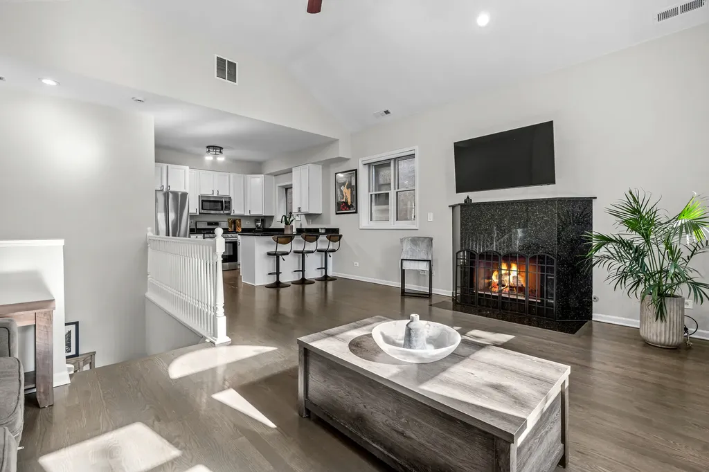 2737 North Southport Avenue Chicago IL 60614