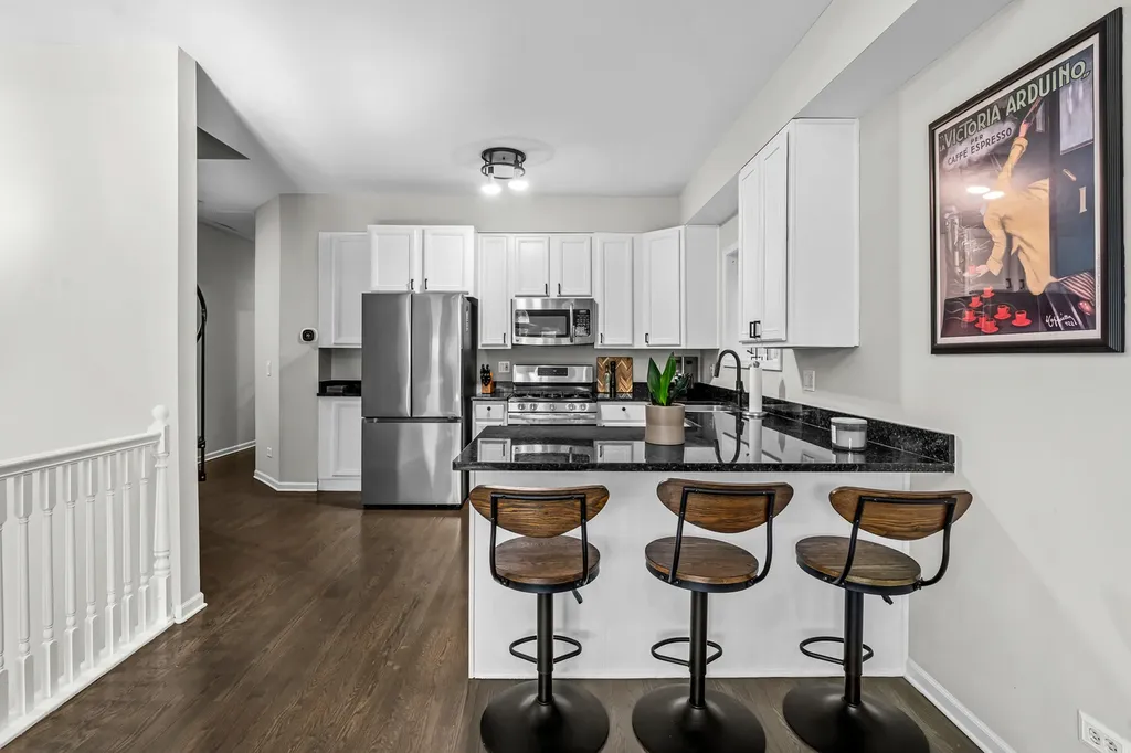 2737 North Southport Avenue Chicago IL 60614