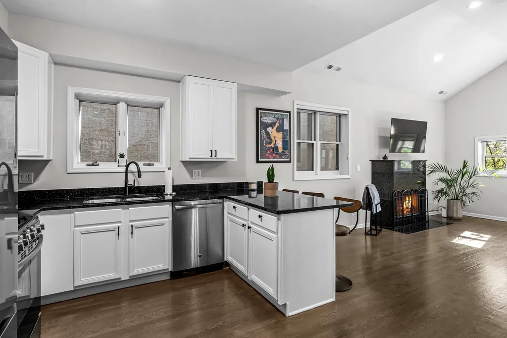 2737 North Southport Avenue Chicago IL 60614
