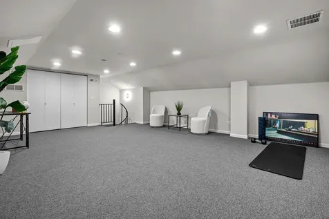 2737 North Southport Avenue Chicago IL 60614