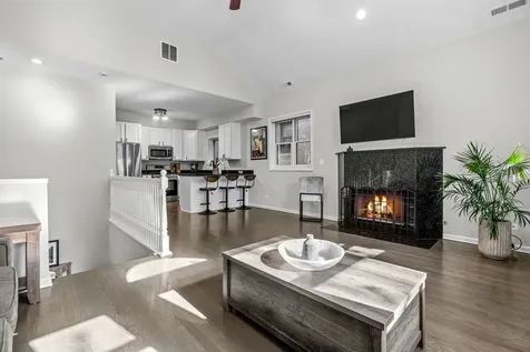 2737 North Southport Avenue Chicago IL 60614