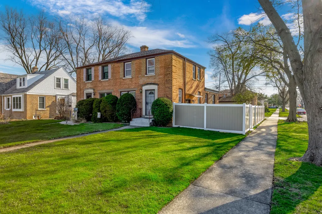 1693 Linden Street Des Plaines IL 60018