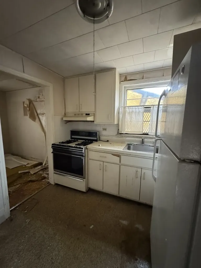 9122 South La Salle Street Chicago IL 60620