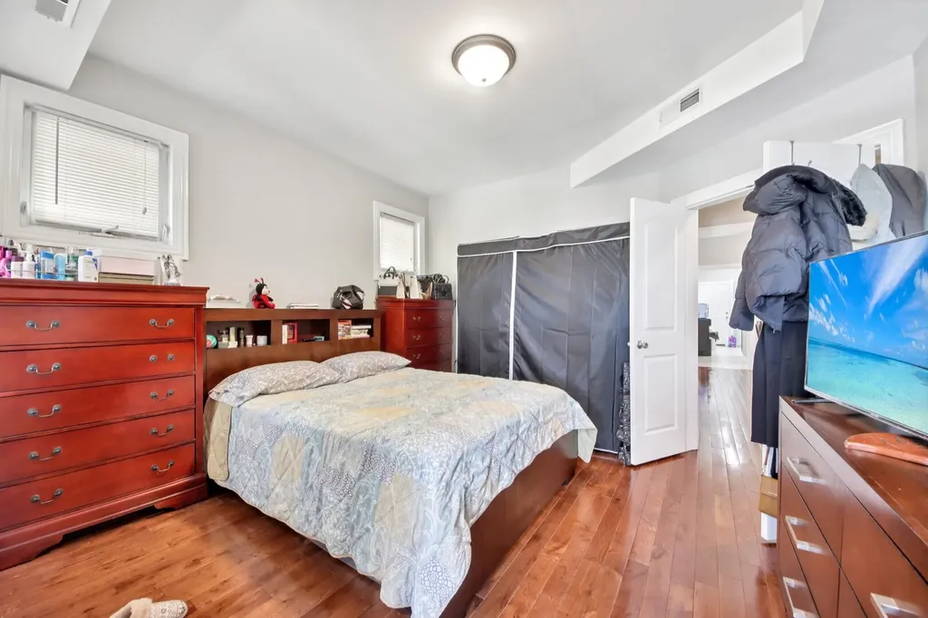 5309 West Henderson Street Chicago IL 60641