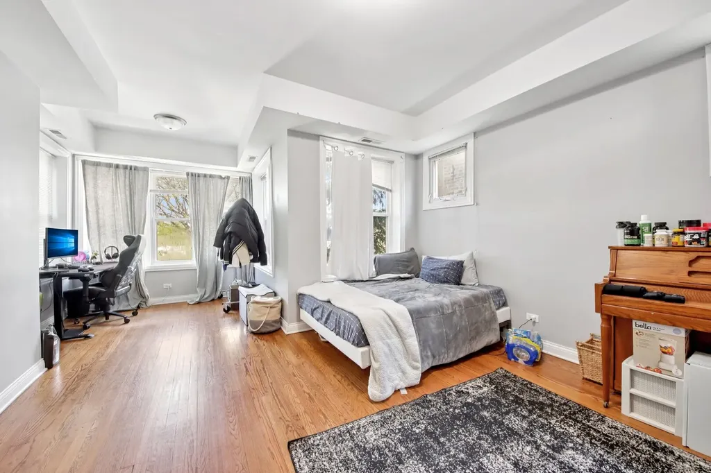5309 West Henderson Street Chicago IL 60641