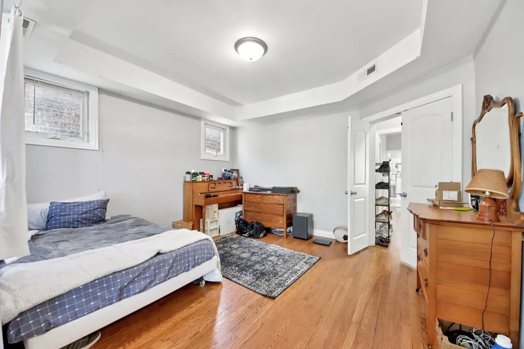 5309 West Henderson Street Chicago IL 60641