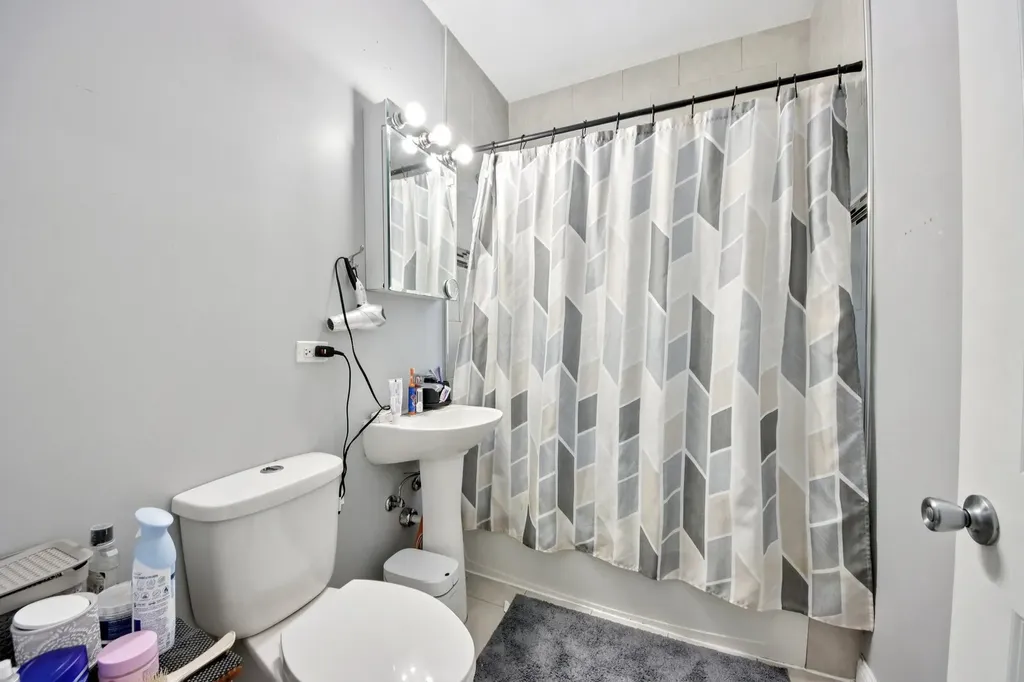 5309 West Henderson Street Chicago IL 60641