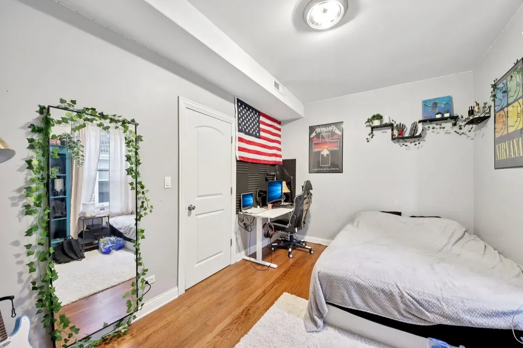 5309 West Henderson Street Chicago IL 60641