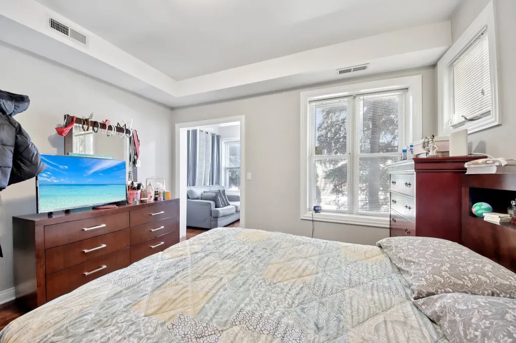 5309 West Henderson Street Chicago IL 60641