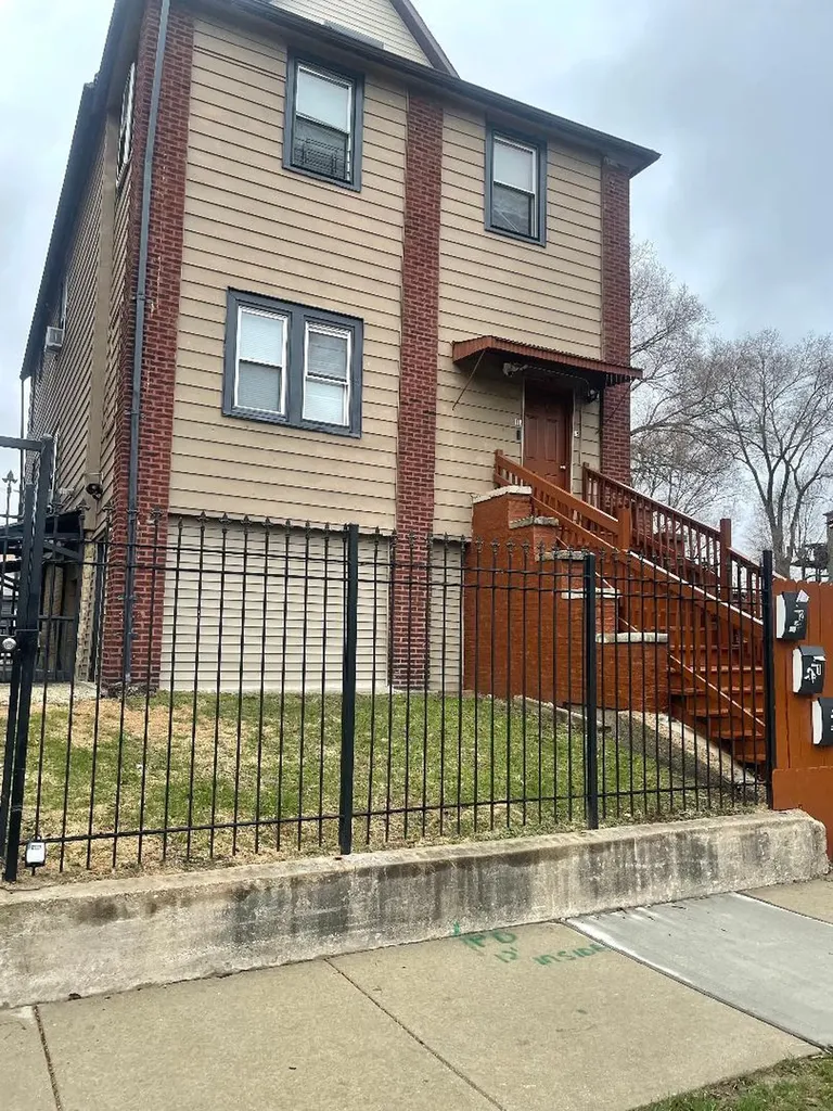 5918 South Calumet Avenue Chicago IL 60637