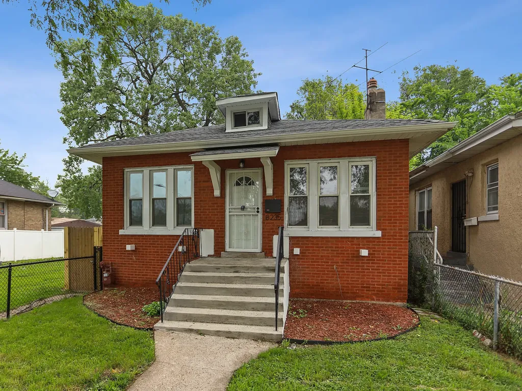 8235 South Woodlawn Avenue Chicago IL 60619