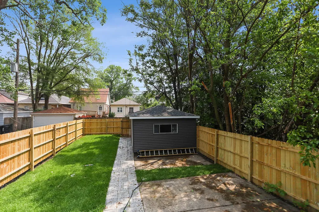 8235 South Woodlawn Avenue Chicago IL 60619