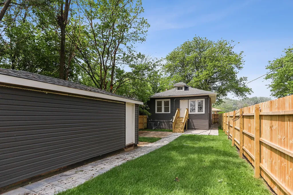 8235 South Woodlawn Avenue Chicago IL 60619