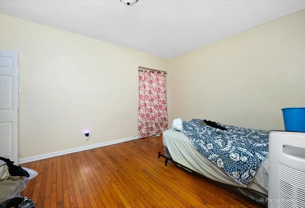 7611 South Essex Avenue Chicago IL 60649