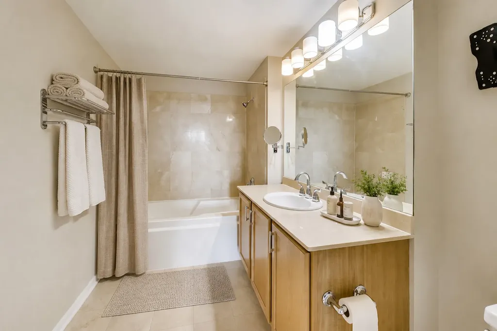 210 South Des Plaines Street Chicago IL 60661