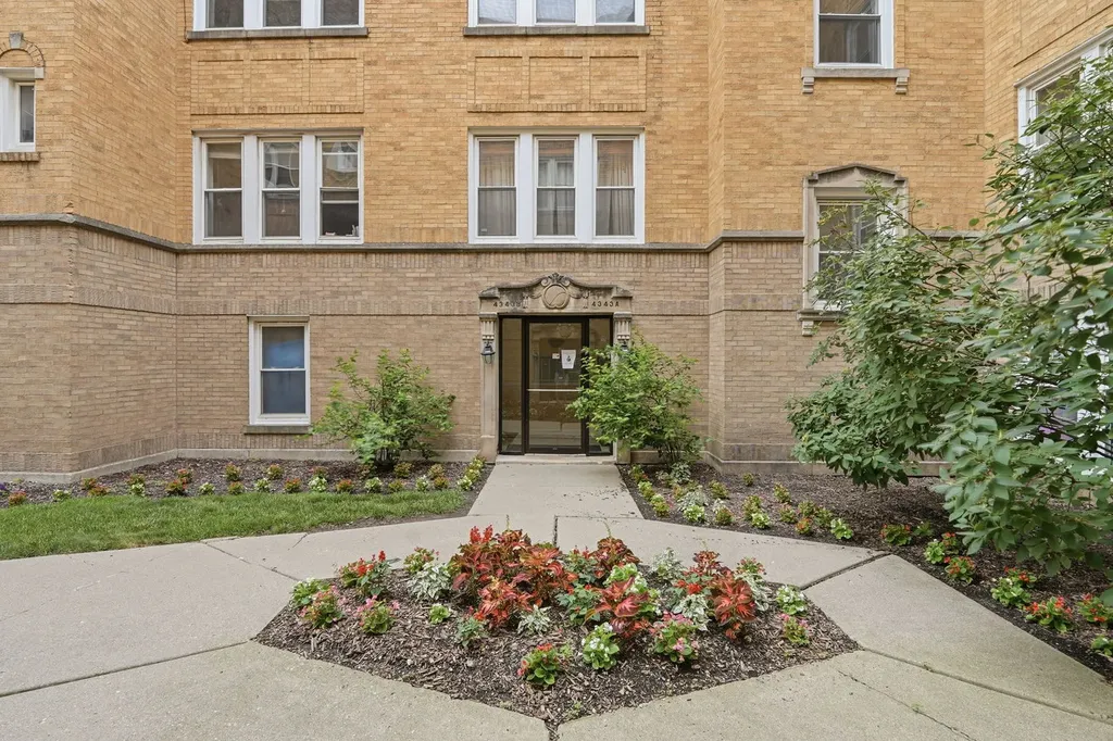 4343 North Sacramento Avenue Chicago IL 60618