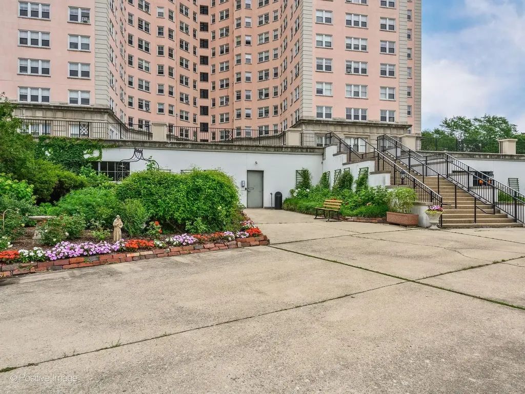 5555 North Sheridan Road Chicago IL 60640