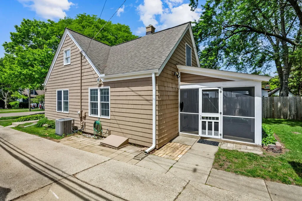 408 South Elmwood Drive Aurora IL 60506