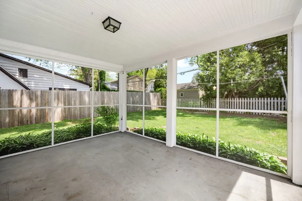 408 South Elmwood Drive Aurora IL 60506