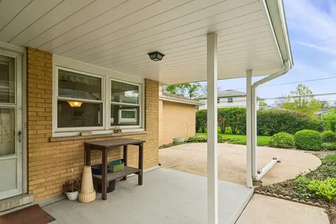 902 South See Gwun Avenue Mount Prospect IL 60056