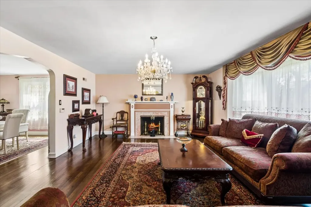 6147 North Central Park Avenue Chicago IL 60659