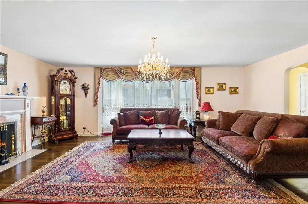 6147 North Central Park Avenue Chicago IL 60659