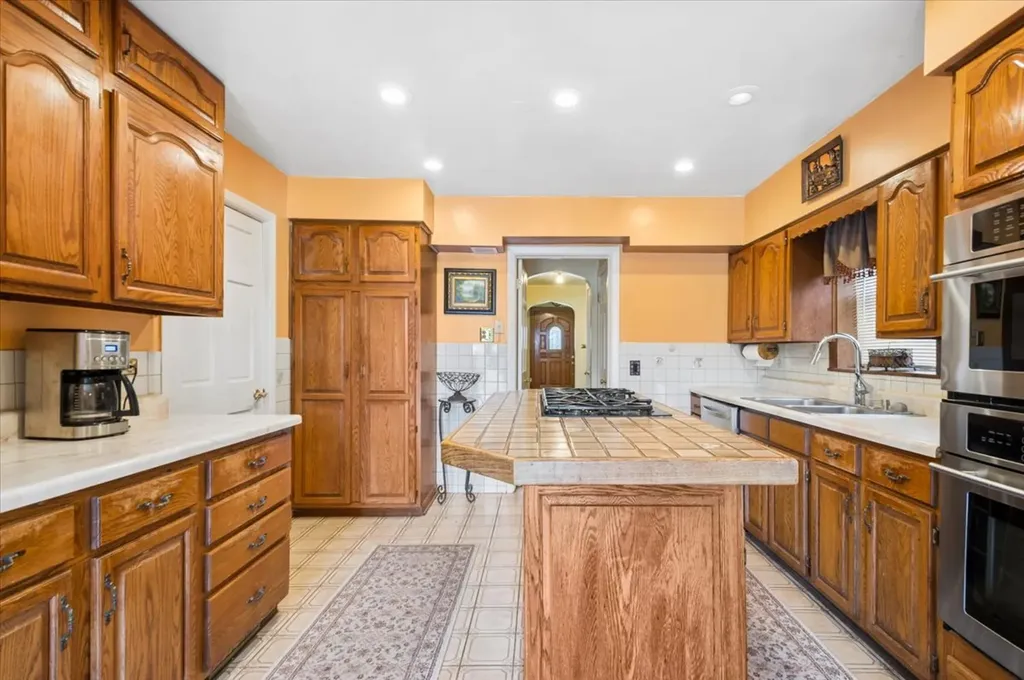 6147 North Central Park Avenue Chicago IL 60659