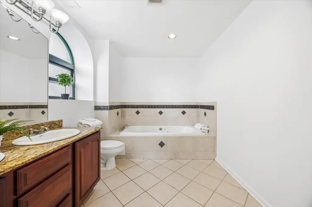 2363 East 70th Street Chicago IL 60649