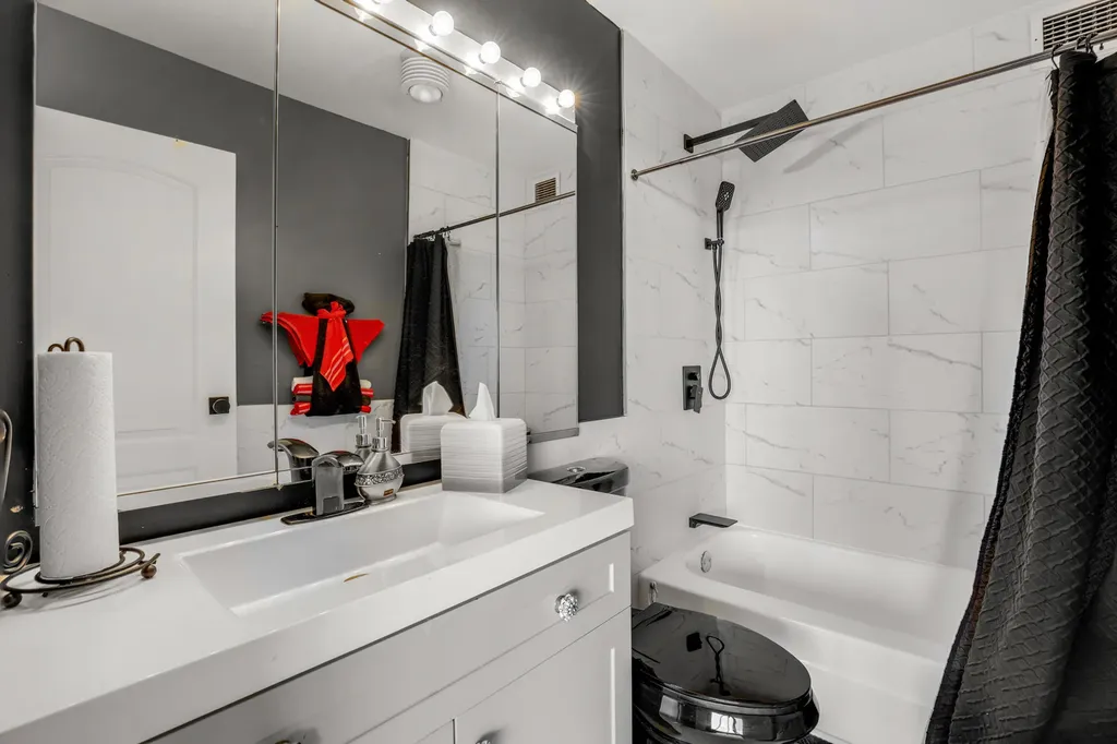 5201 South Cornell Avenue Chicago IL 60615