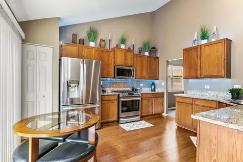 204 Dickens Trail Elgin IL 60120